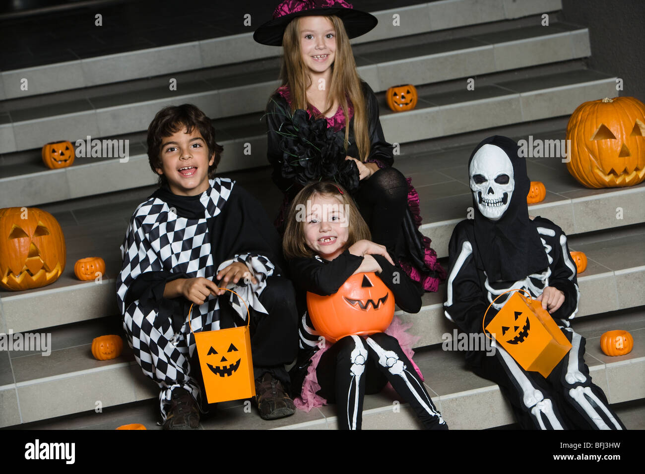 Portrait de garçons et de filles (7-9) wearing Halloween costumes sur mesures Banque D'Images