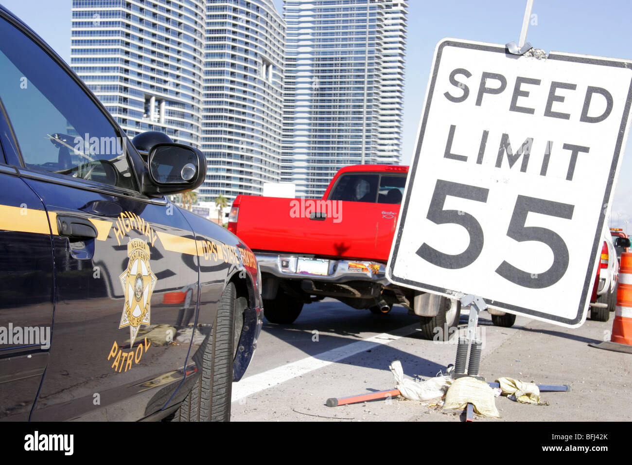 Nevada Highway Patrol State Trooper véhicule en signe de la limite de vitesse dans la région de Las Vegas. Banque D'Images
