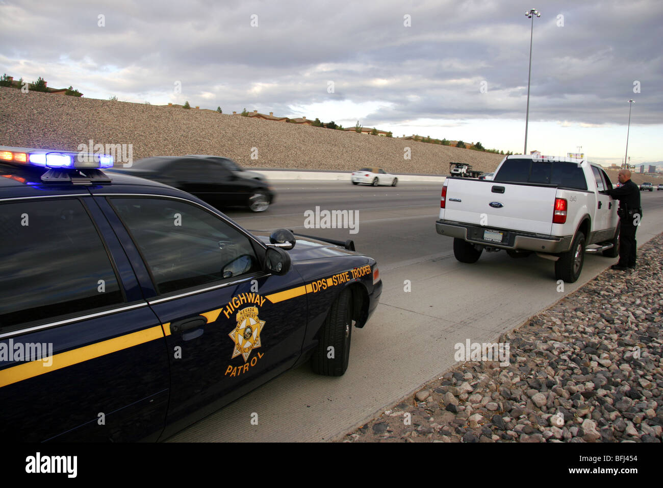 Nevada Highway Patrol State Trooper parlant à un pilote après l'arrêt d'un véhicule pour une infraction routière. Banque D'Images