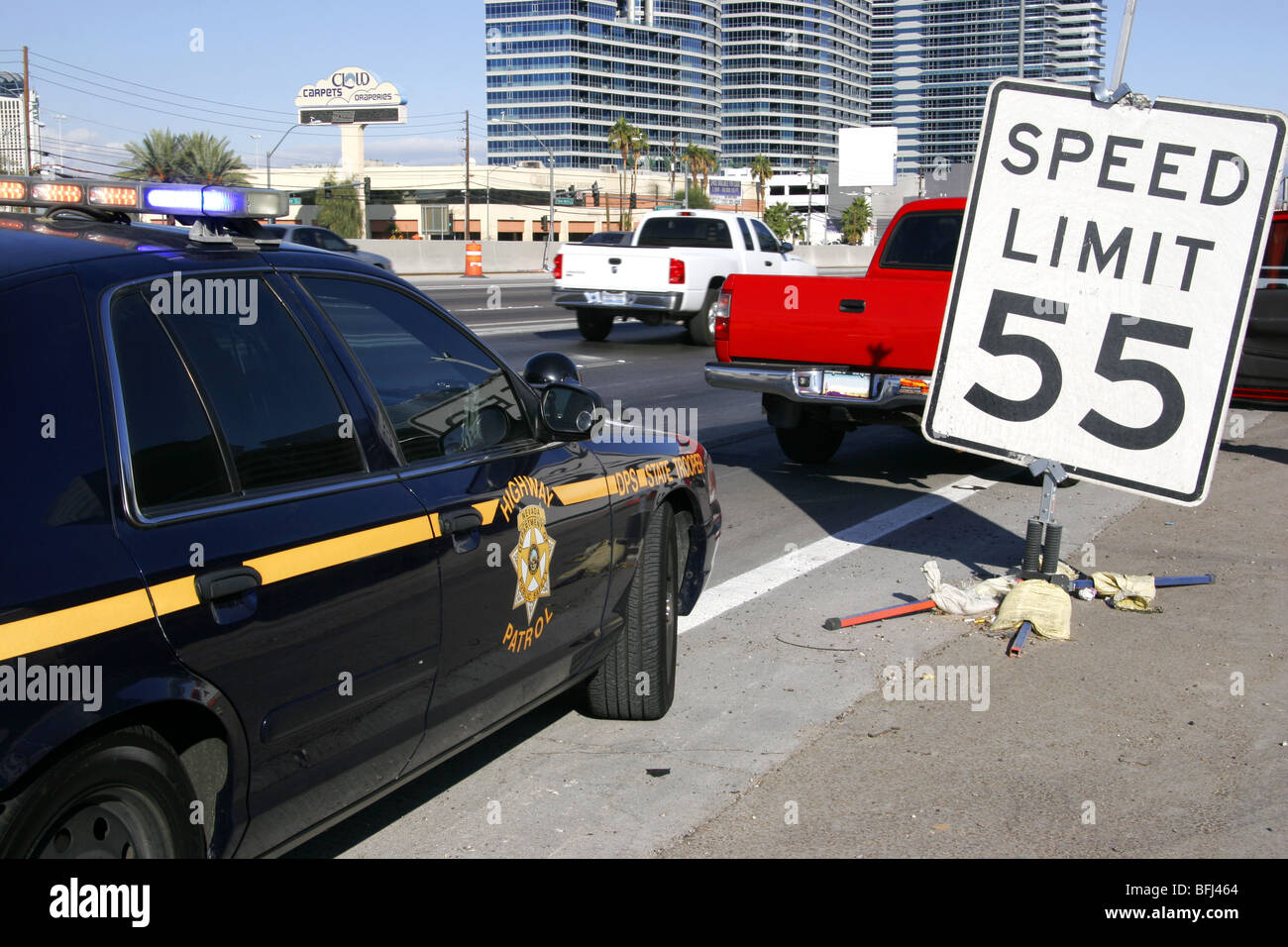 Nevada Highway Patrol State Trooper voiture en signe de la limite de vitesse dans la région de Las Vegas. Banque D'Images