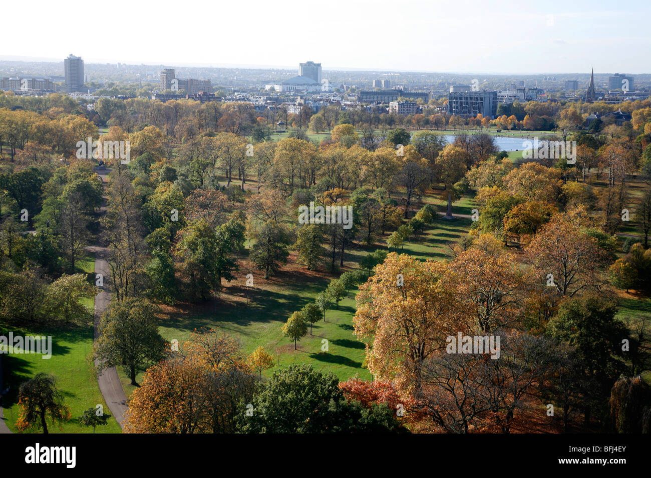 Vue aérienne de bouger à pied et le bassin rond, Kensington Gardens, London, UK Banque D'Images