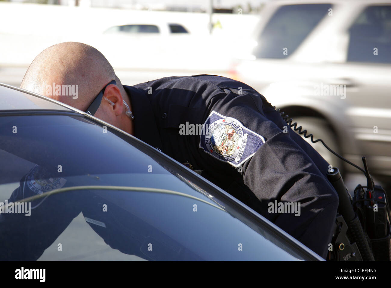 Nevada Highway Patrol State Trooper parle au conducteur d'une voiture s'est arrêtée pour une infraction routière à Las Vegas. Banque D'Images