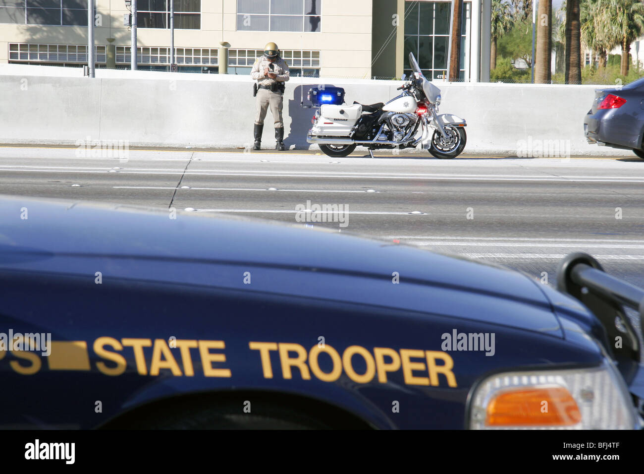 Nevada Highway Patrol State Trooper Voiture et moto métropolitaine de Las Vegas de la circulation. Banque D'Images