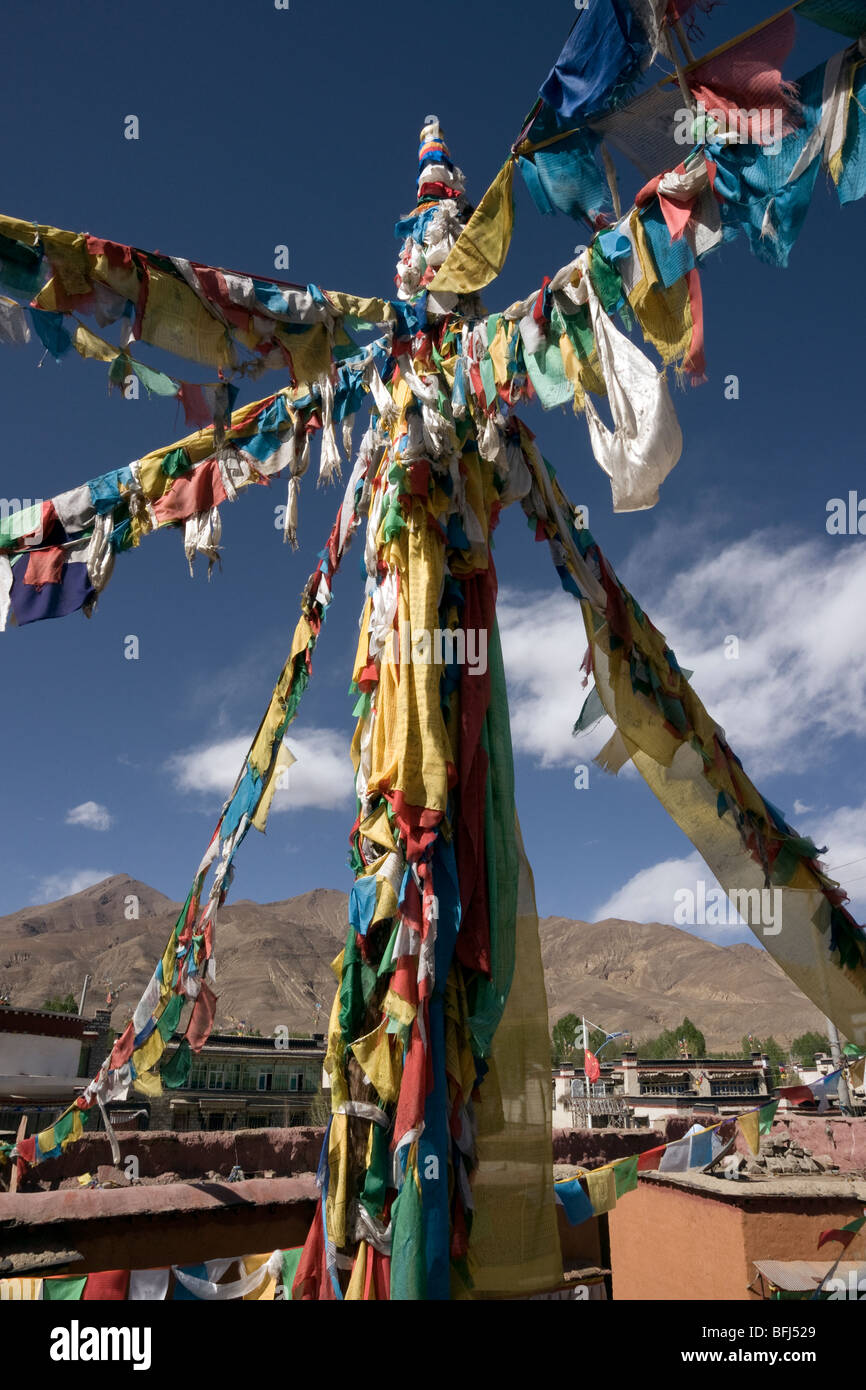 Les drapeaux de prières à la chapelle bouddhiste lhakhang gourou gyantse Banque D'Images