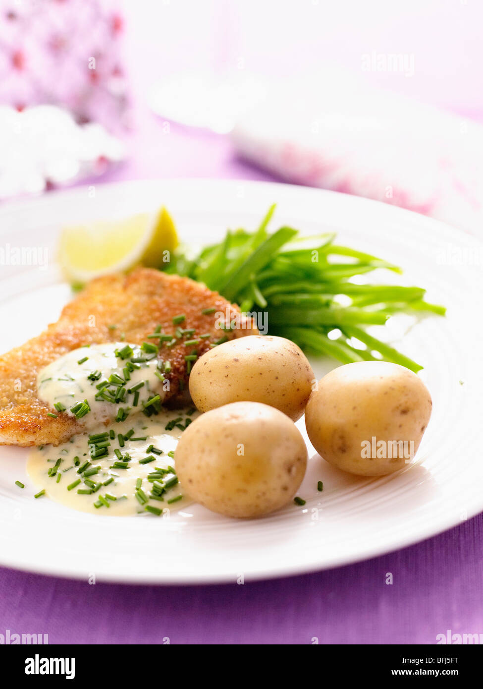 Pommes de terre, le poisson et une sauce. Banque D'Images