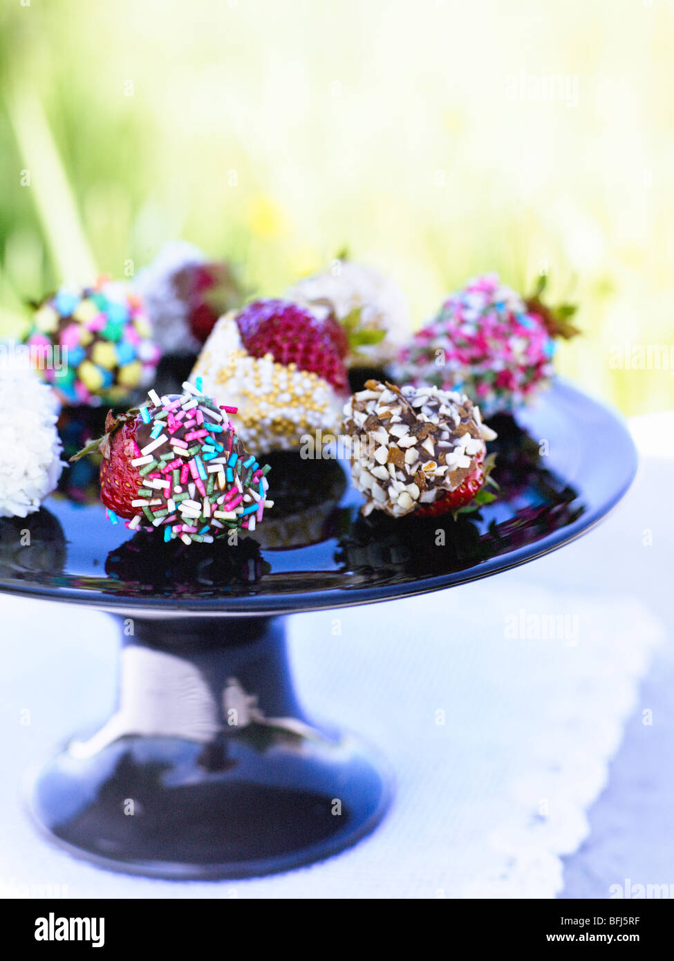 Fraises avec garniture de chocolat et de Sprinkles, Suède. Banque D'Images Fraises avec garniture de chocolat et de Sprinkles, Suède. Banque D'Images