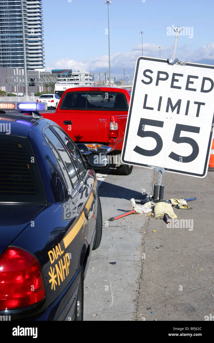 Nevada Highway Patrol State Trooper voiture en signe de la limite de vitesse dans la région de Las Vegas. Banque D'Images