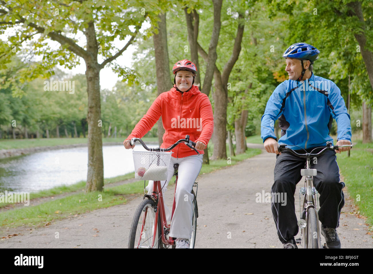 Cykling un couple dans un parc, en Suède. Banque D'Images