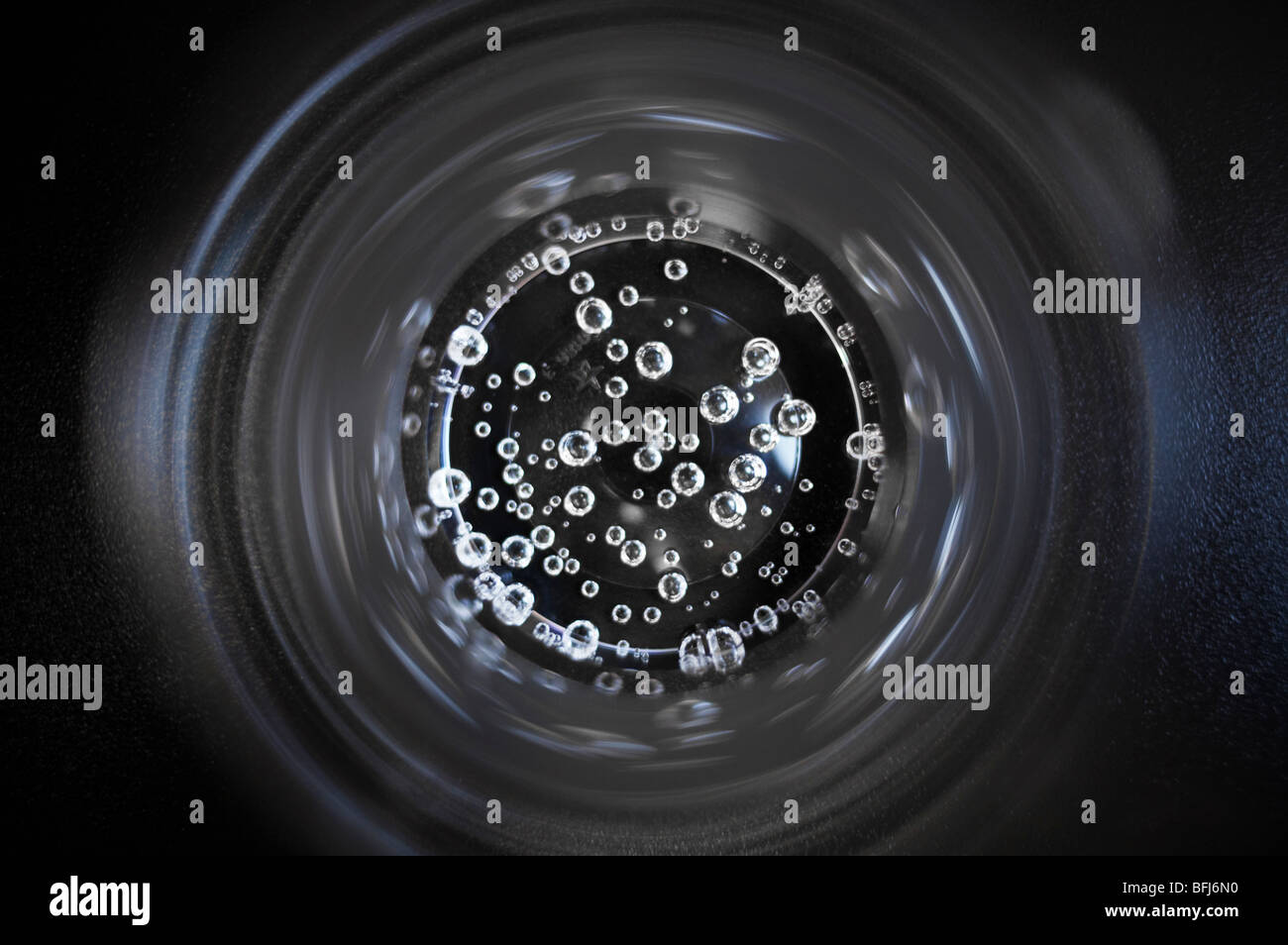 Bulles dans un verre d'eau, close-up. Banque D'Images
