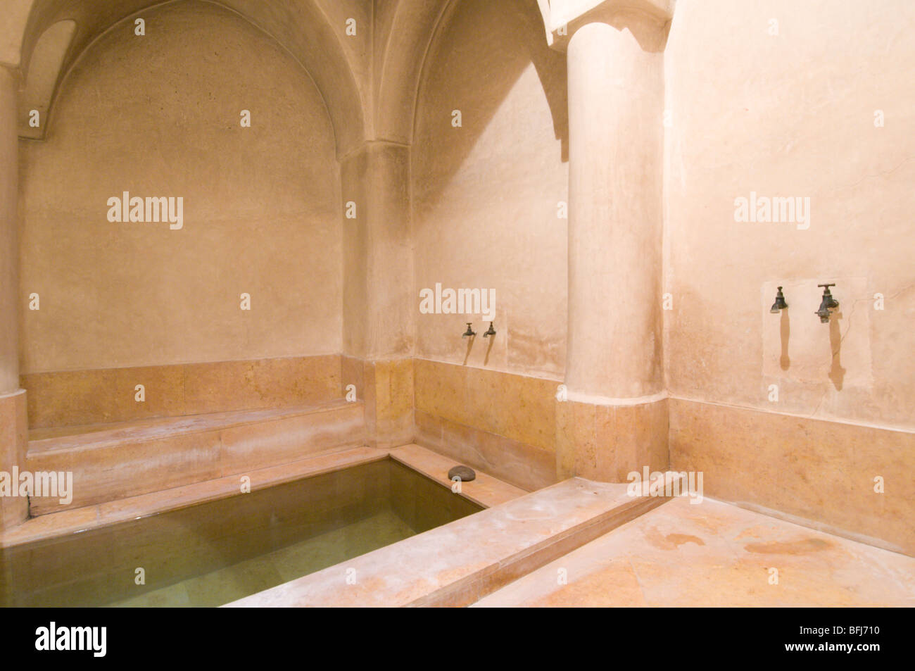 Le Maroc, Marrakech, Riad Caravanserai, salle de bains avec murs en plâtre marocain tadelakt technique appelée Banque D'Images