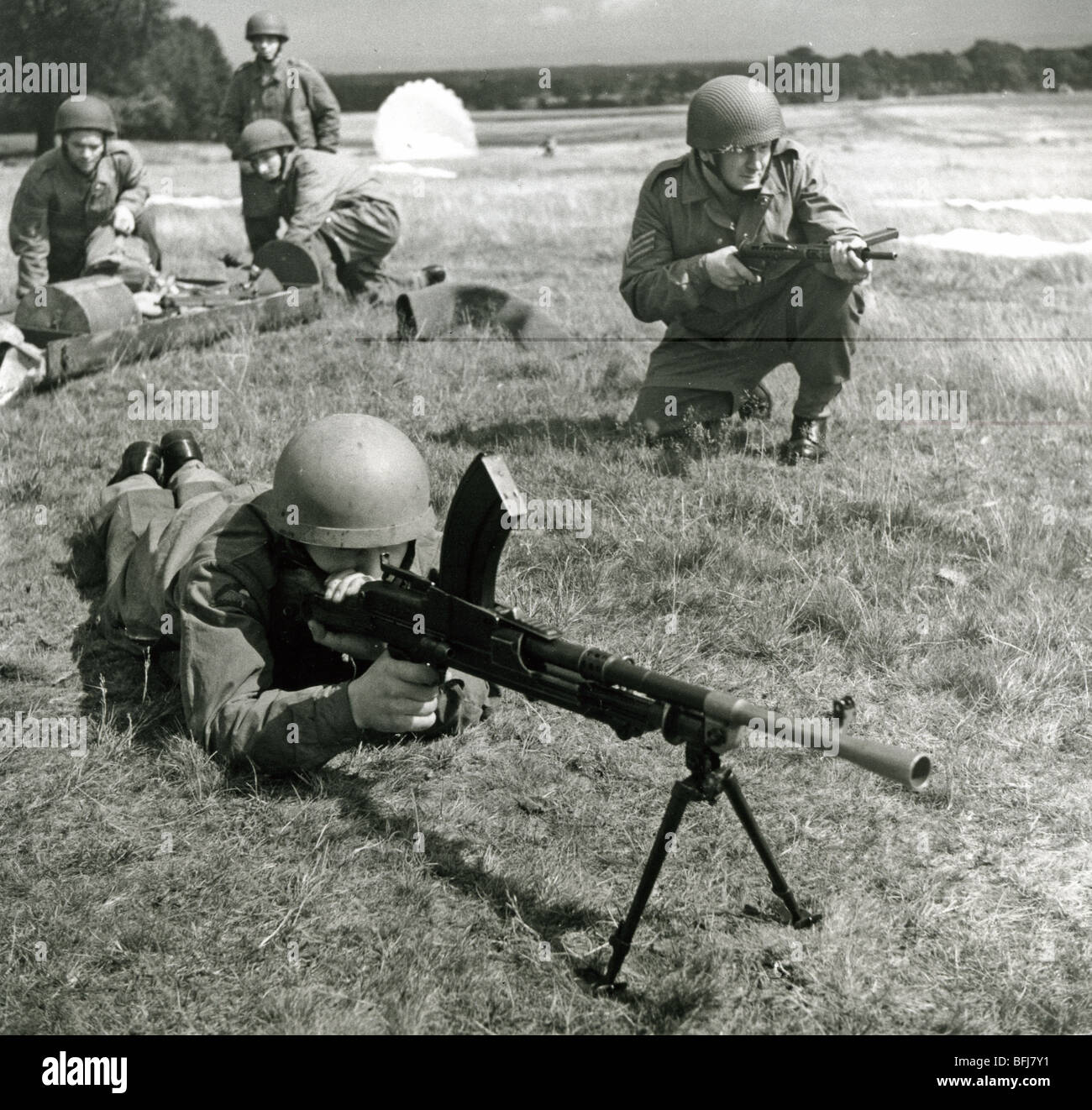 Les forces aéroportées britanniques 1943 mitrailleur Bren en premier plan soutenu par soldat avec une mitraillette Sten. Autres décompresser une charge d'air contenant. Banque D'Images