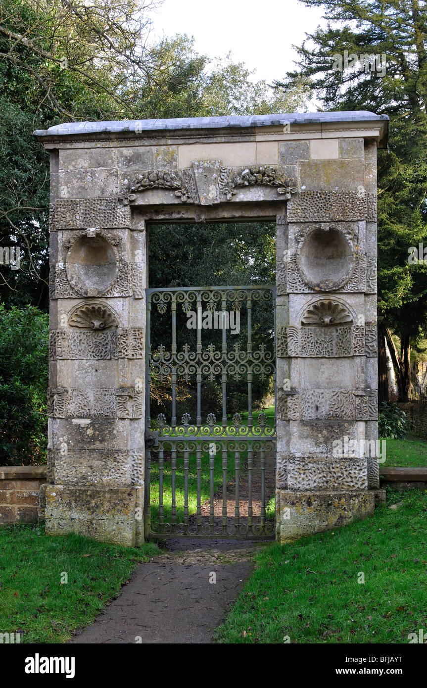 Porte de St Michel et tous les Anges, Chadlington, Oxfordshire, England, UK Banque D'Images
