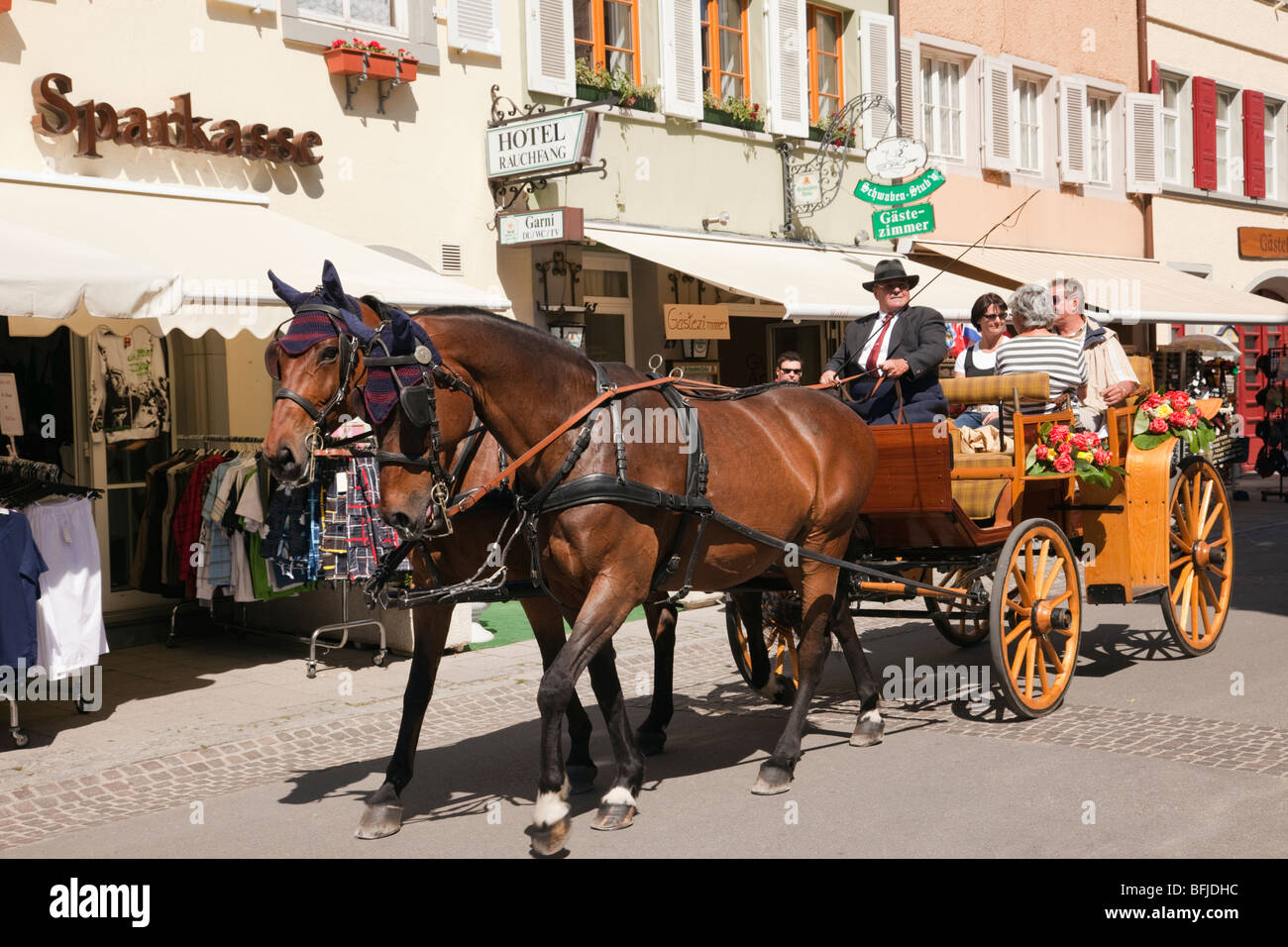 Visite de touristes à cheval et chariot à l'époque médiévale Unterstadt ville basse. Meersburg, Baden-Wurttemberg, Allemagne Banque D'Images