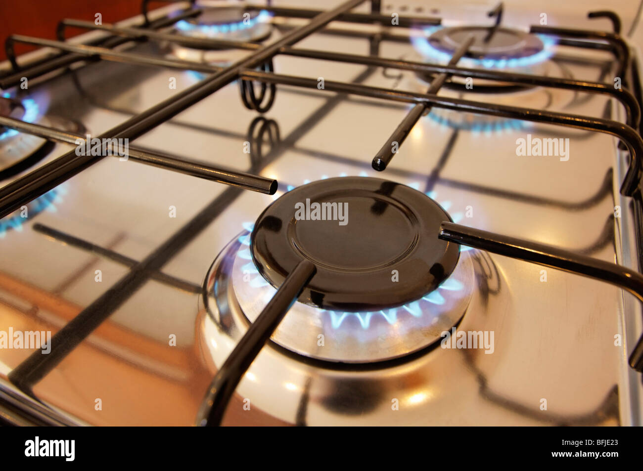Cuisinière à gaz moderne avec quatre brûleurs descendre. L'accent de premier plan. Banque D'Images