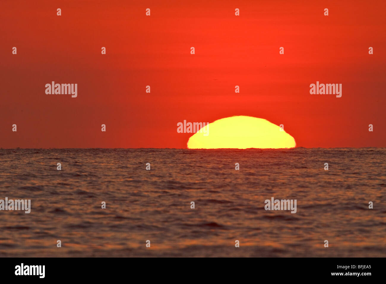 Le soleil se couche sur l'océan Pacifique le long de la côte du centre de l'Équateur. Banque D'Images