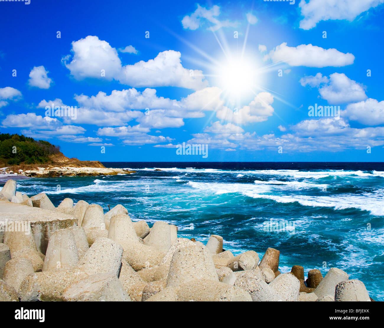 Vue : Mer exotique vagues, ciel bleu et rayons de soleil Banque D'Images