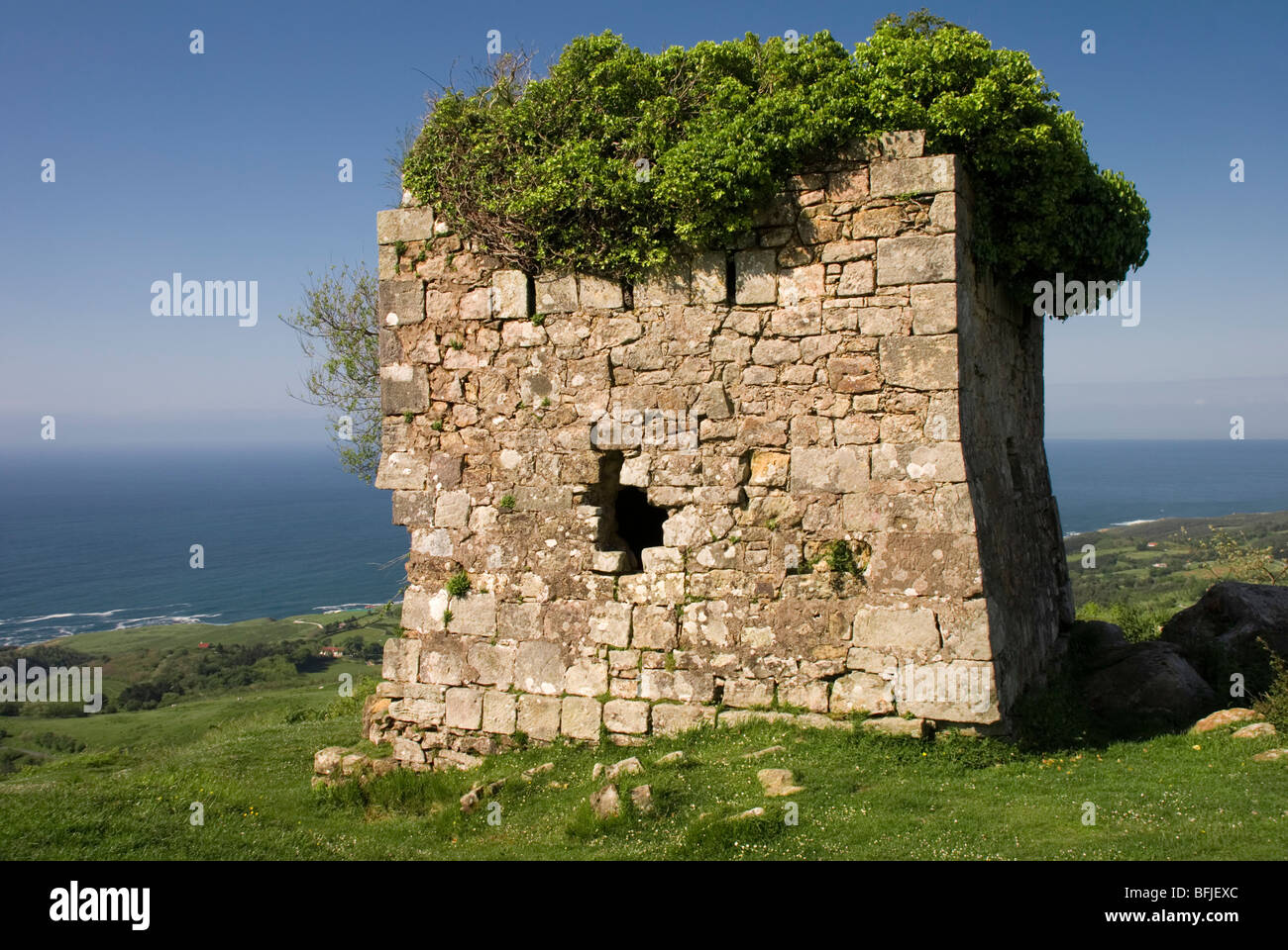 Ruine d'une tour construite sur la montagne Jaizkibel pendant les Guerres Carlistes au pays Basque. Banque D'Images
