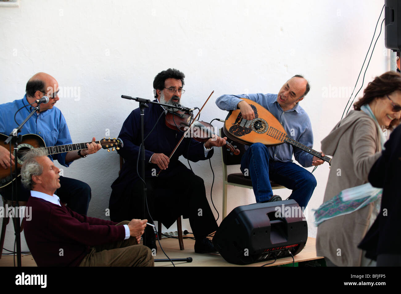 Grèce CYCLADES SIKINOS musiciens jouant de la musique traditionnel de l'île Banque D'Images