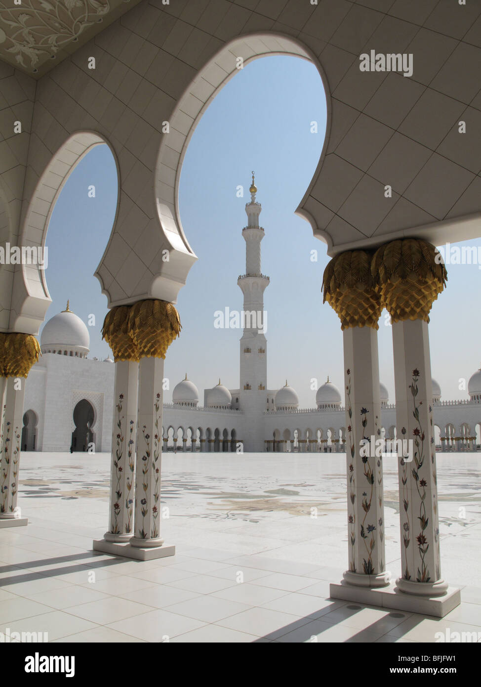 Minarett, colonnes et arches à passerelle Mosquée Sheikh Zayed Bin Sultan Al Nahyan, Abu Dhabi Banque D'Images