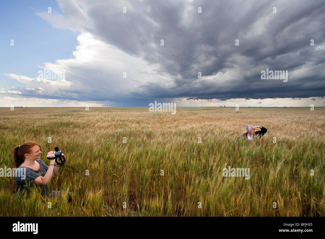 Storm Chaser Tim Marshall (à droite) et un journaliste (à gauche) dans une prairie champ dans l'ouest du Kansas, USA, 10 juin 2009. Banque D'Images