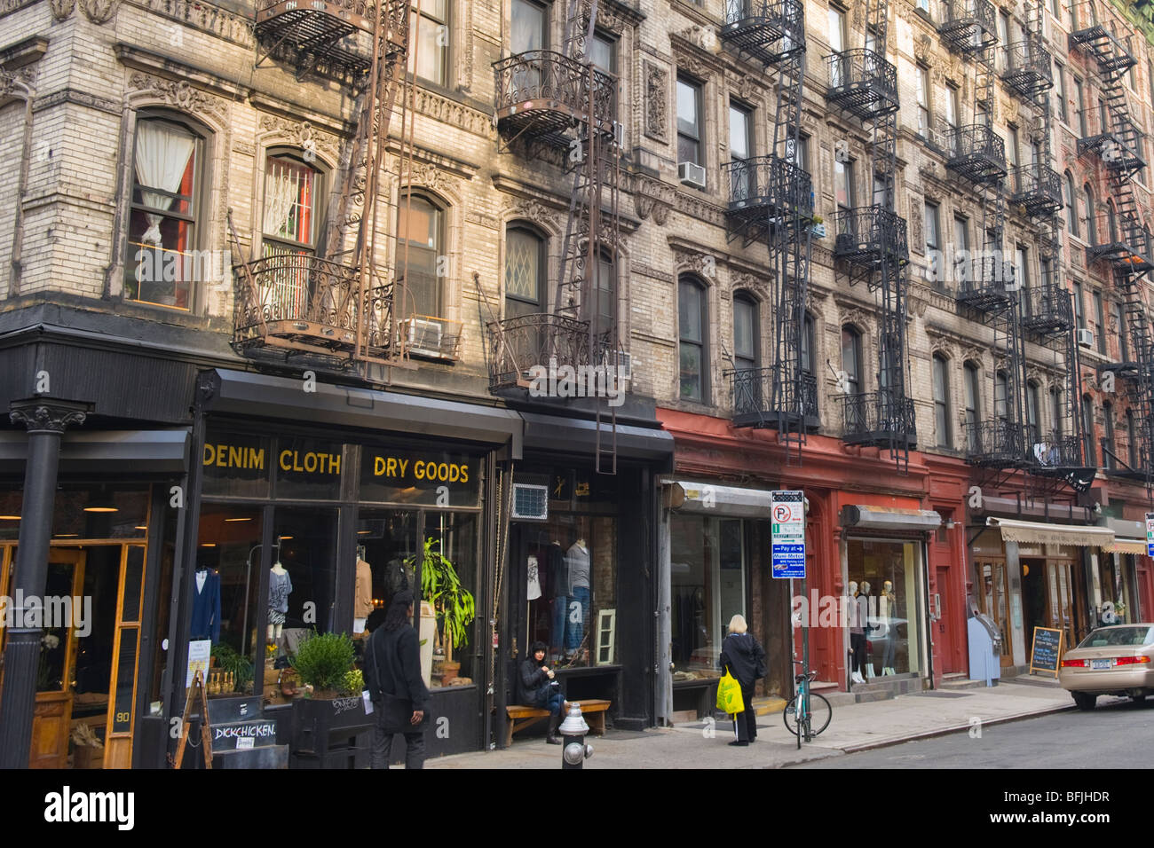 New York City , la Grande Pomme , Lower East Side tènements typique avec des bâtiments de secours externe Banque D'Images