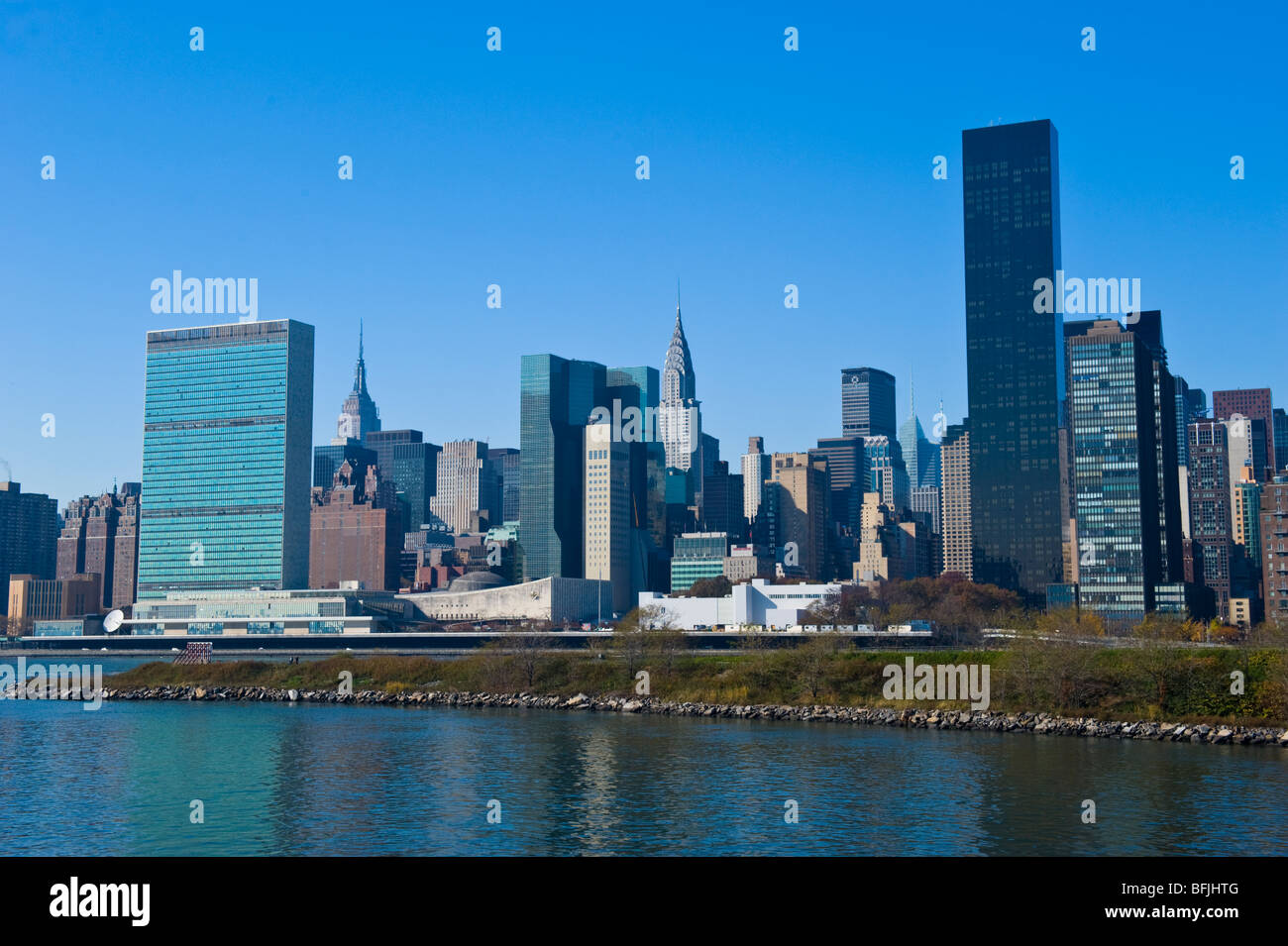 New York City , la Grande Pomme , Manhattan skyline avec bâtiment DES NATIONS UNIES à partir de l'eau de la rivière de l'Est & Brooklyn Banque D'Images
