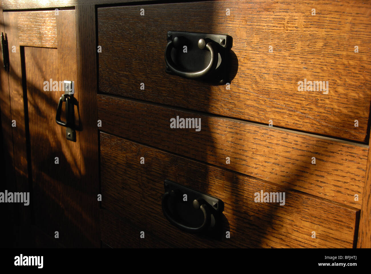 Détail de la richesse du grain du bois de sciages de pièce de mobilier en chêne de style mission Banque D'Images