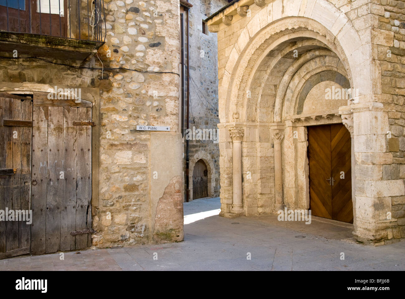 Hôpital de Saint Julia , façade romane du xiie siècle. Besalu, . La Garrotxa . Province de Gérone. La Catalogne . Espagne Banque D'Images