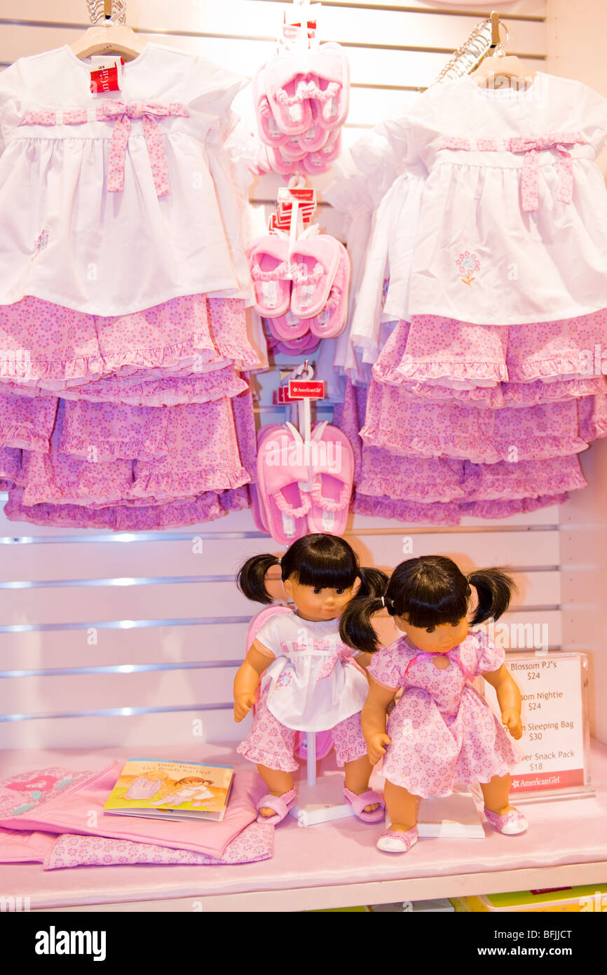 American Girl dolls shop , Bitty bébés avec des PJ's , nuisette , sac de  couchage , sleepover snack pack & chaussons pour filles Photo Stock - Alamy