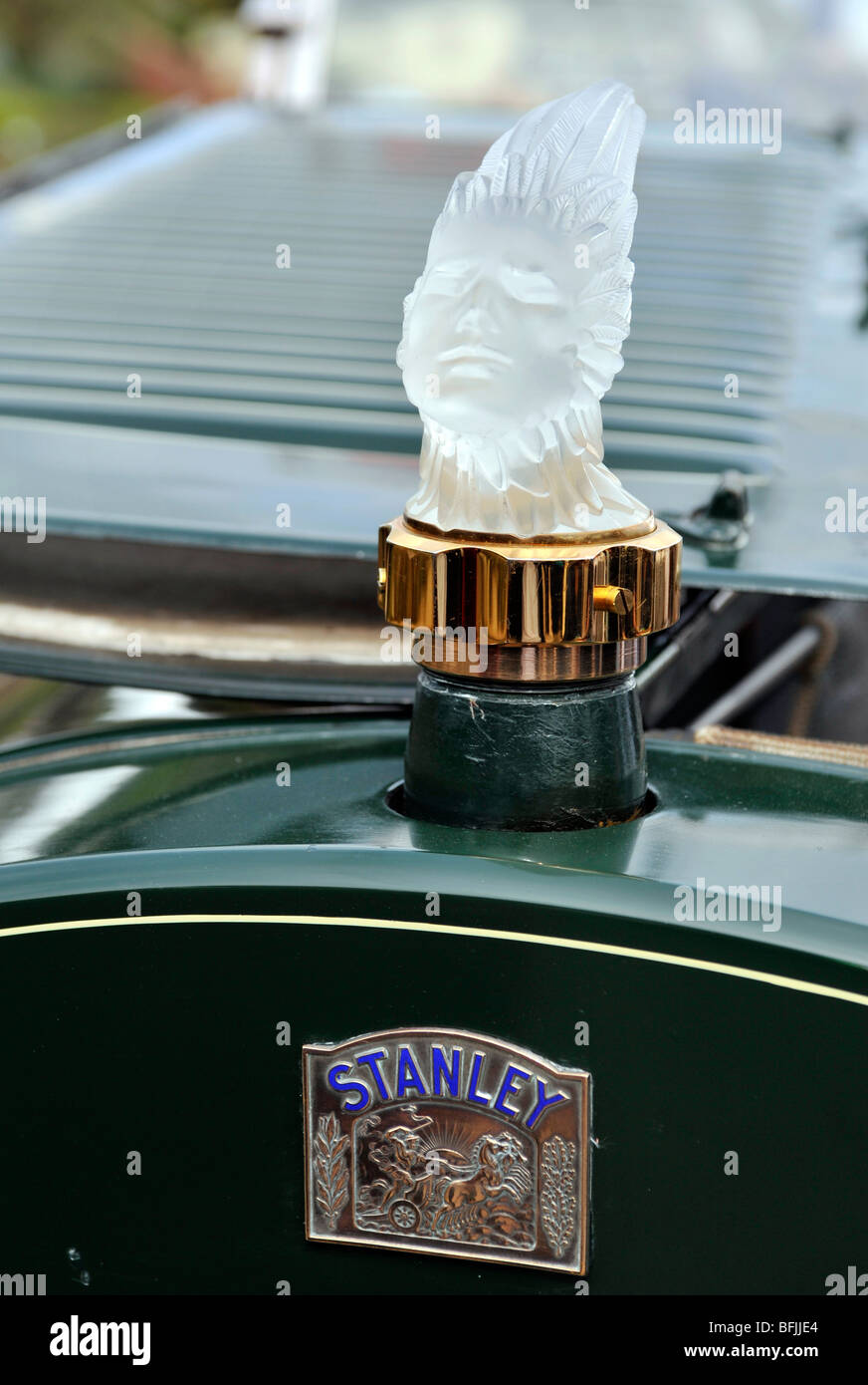Bouchon de radiateur en verre cristal lalique mascot sur vintage (recevez  un radiateur de voiture Photo Stock - Alamy