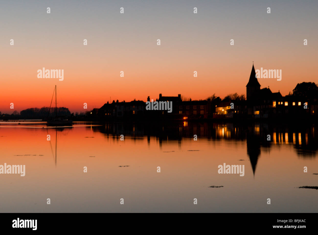 Coucher de soleil coloré sur l'eau au village de Bosham et l'église avec la marée dans, belle eau plate, Sussex, Royaume-Uni Banque D'Images