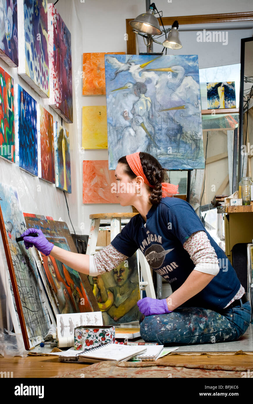 Un artiste travaille dans le studio Banque D'Images