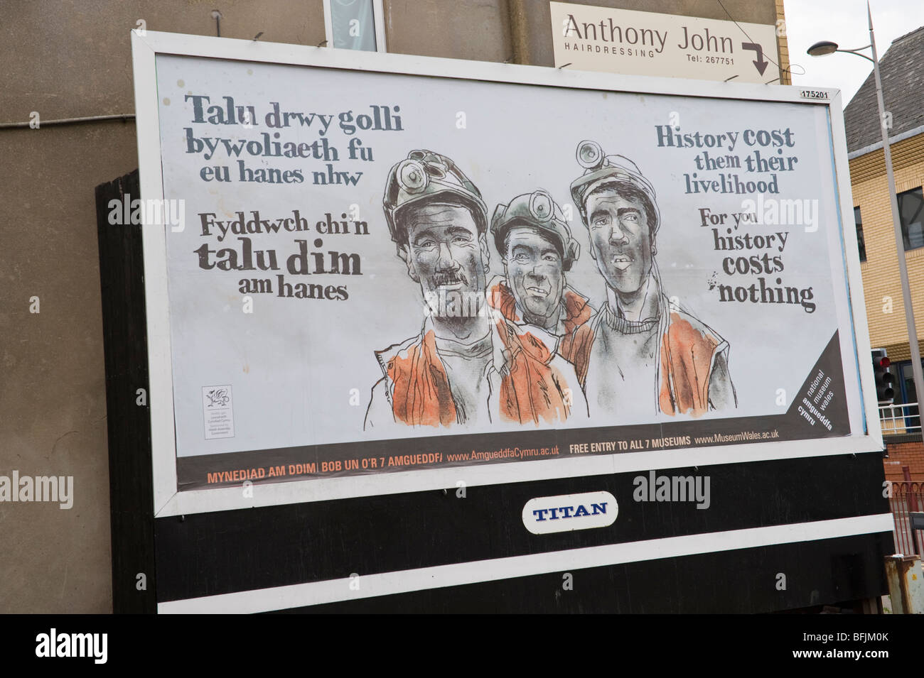 Bilingue anglais Titan gallois affiche publicité mineurs de charbon entrée gratuite à des sites National Museum of Wales Banque D'Images