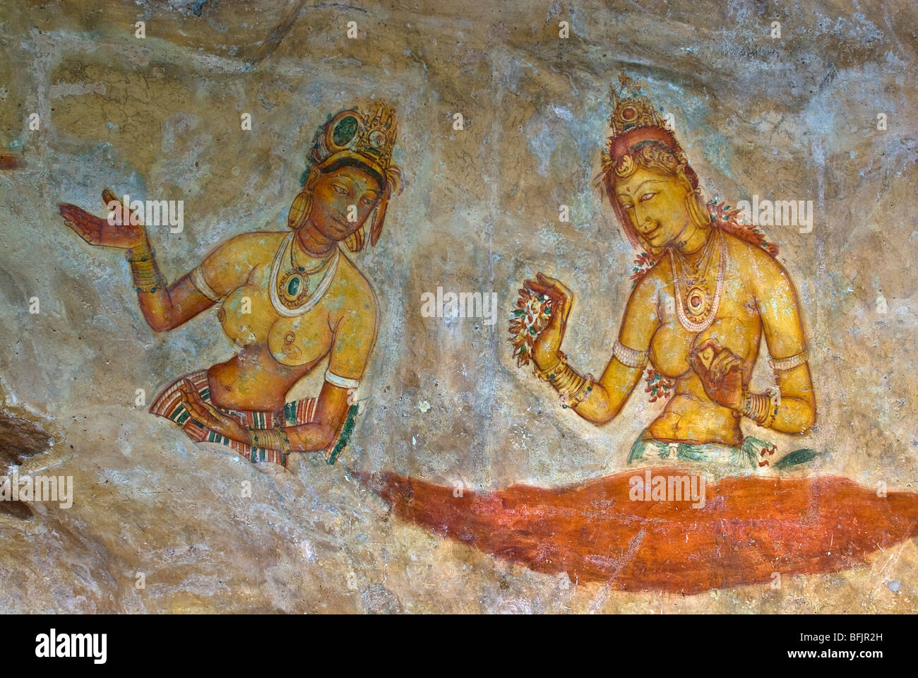 Fresques anciennes de maidens sur cave mur à la forteresse du Rocher de Sigiriya, Sigiriya, Sri Lanka Banque D'Images