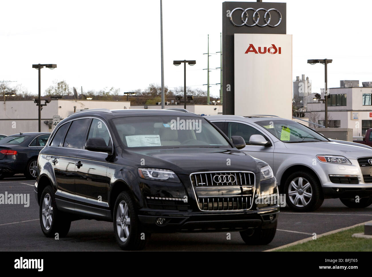 Un concessionnaire Audi lot dans la banlieue de Beijing. Banque D'Images