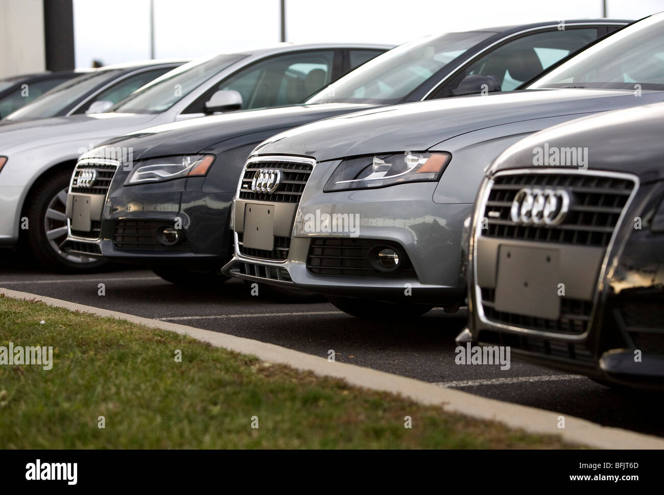 Un concessionnaire Audi lot dans la banlieue de Beijing. Banque D'Images