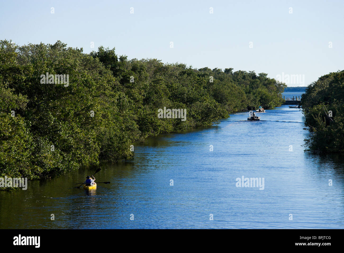 Le kayak et la navigation de plaisance sur le canal près de Buttonwood Flamingo, Parc National des Everglades, Florida, USA Banque D'Images