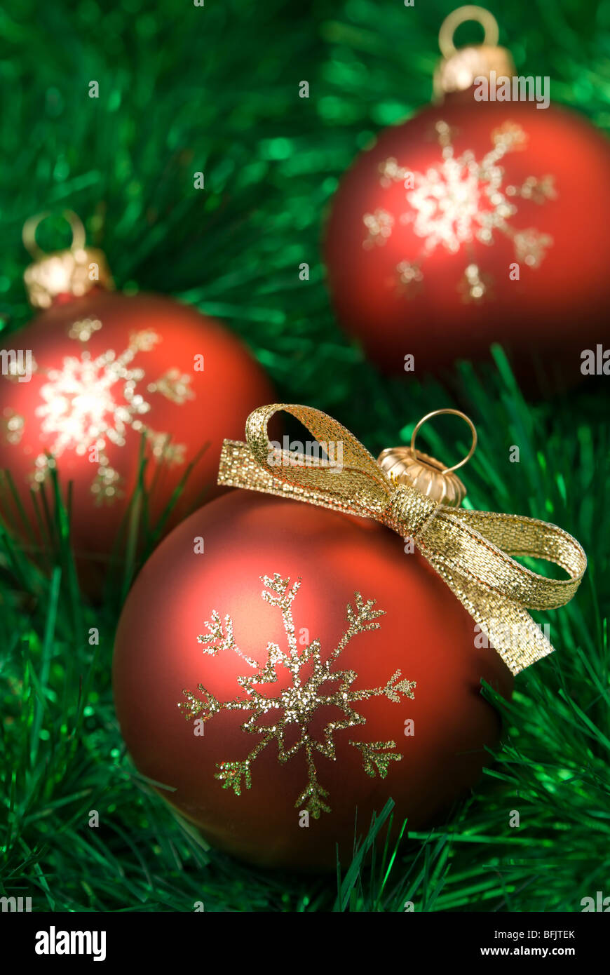 Boules de Noël rouge sur le vert des scintillants. aRGB. Banque D'Images