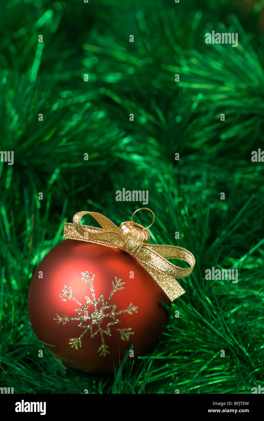 Boules de Noël rouge sur le vert des scintillants. aRGB. Banque D'Images