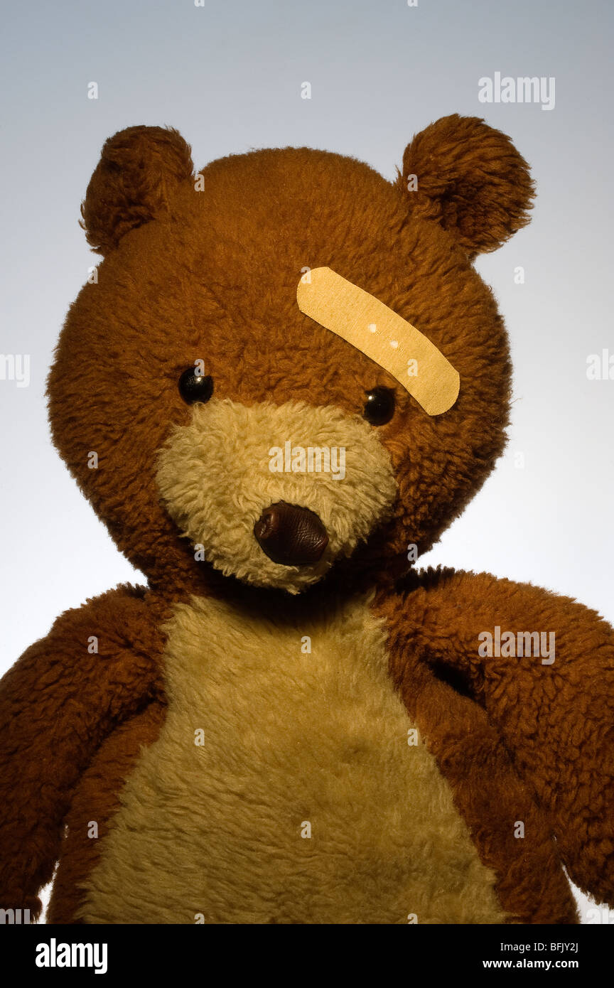 Un ours en peluche avec un pansement sur le front Photo Stock - Alamy