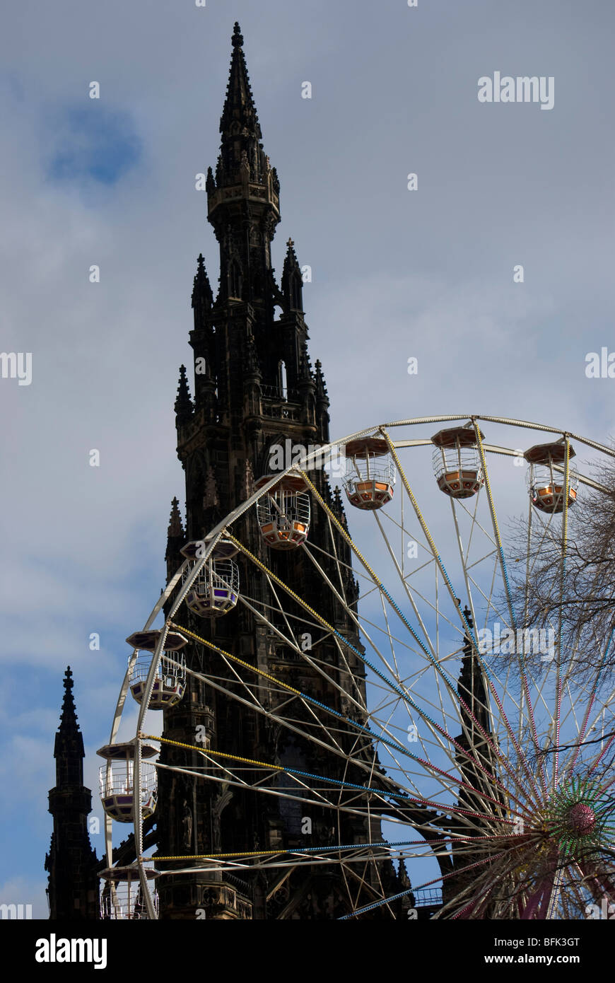 La grande roue, une partie de l'Edinburgh les célébrations de Noël, avant l'allumage, avec le Scott Monument situé derrière elle. Banque D'Images