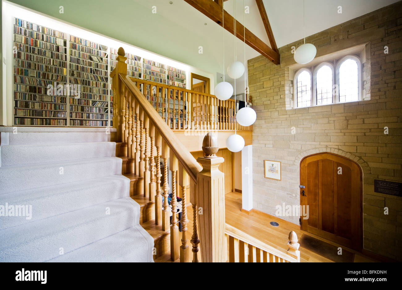 Escalier et couloir d'une maison de campagne anglaise contemporaine et moderne hôtel particulier ou manor au Royaume-Uni Banque D'Images