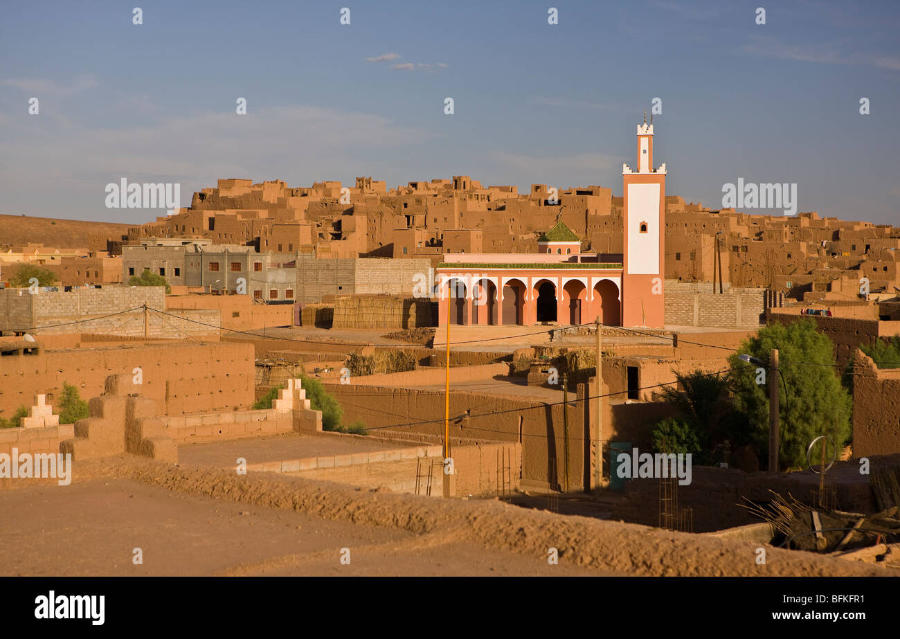 ZAGORA, MAROC - Mosquée et les bâtiments de la ville. Banque D'Images