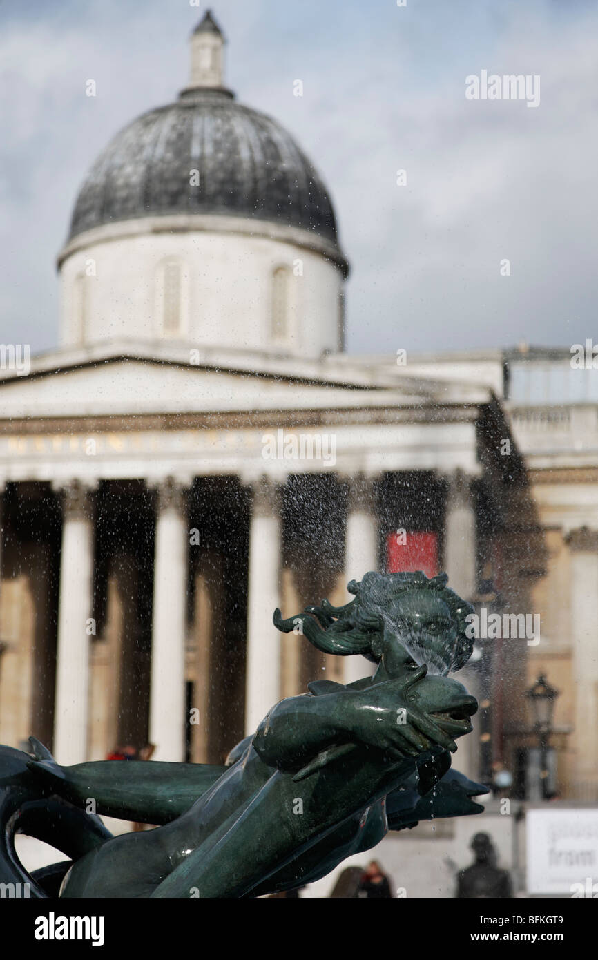 Une statue en bronze de la fontaine d'une dame et un dauphin à Trafalgar Square, Londres Banque D'Images