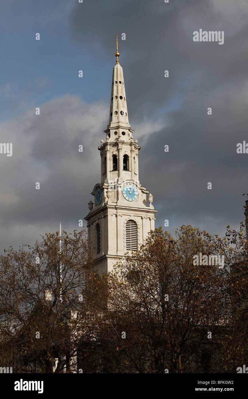 Une vue sur St Martins dans le domaine tour de l'horloge de l'église pris de Trafalgar Square, Londres Banque D'Images