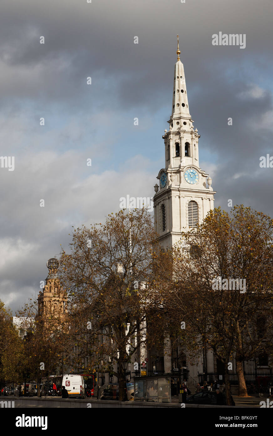Une vue sur St Martins dans le domaine tour de l'horloge de l'église pris de Trafalgar Square, Londres Banque D'Images