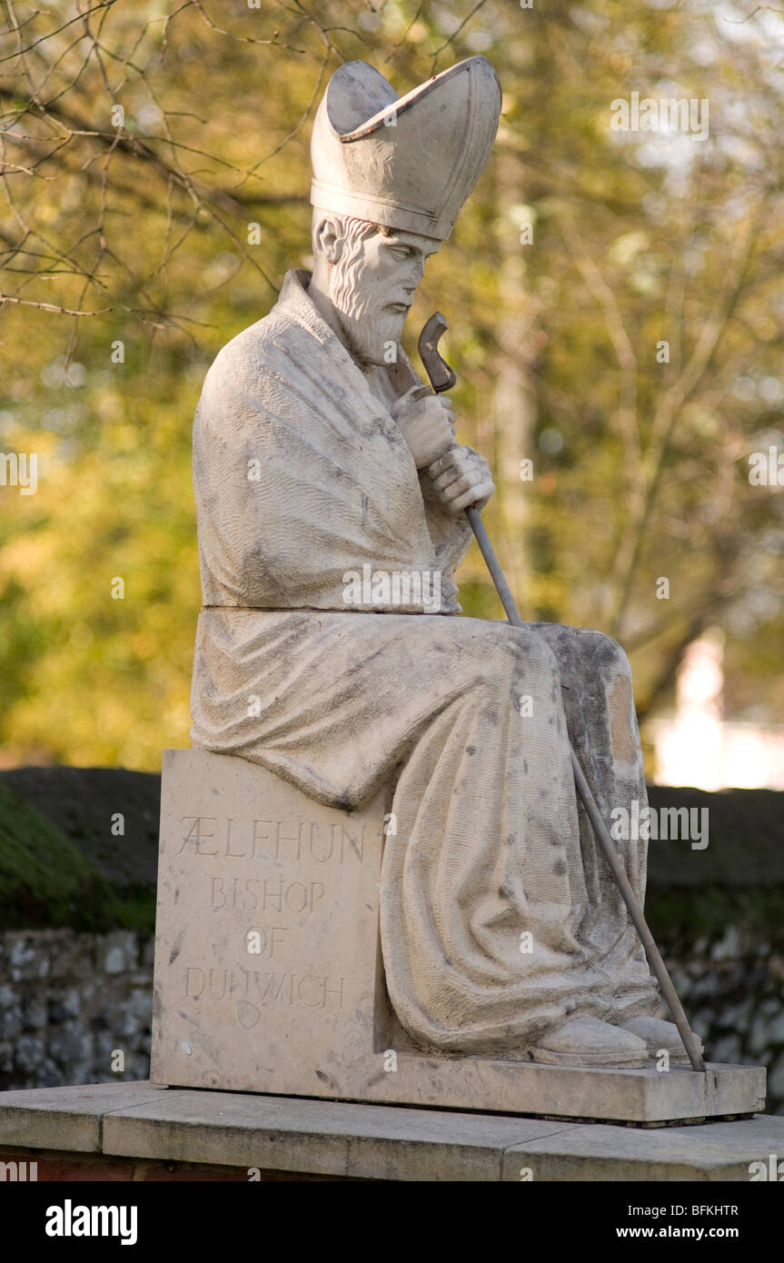 Une statue d'Aelfun, évêque de Dunwich, à l'extérieur de l'église de Saint Grégoire à Sudbury, Suffolk, Angleterre. Aelfun est décédée à Sudbury dans AD799 Banque D'Images