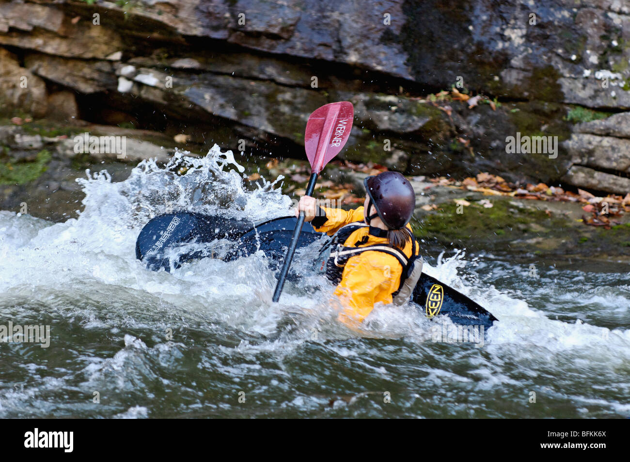La kayakiste sur le Russell Fork River dans le comté de Pike, New York Banque D'Images