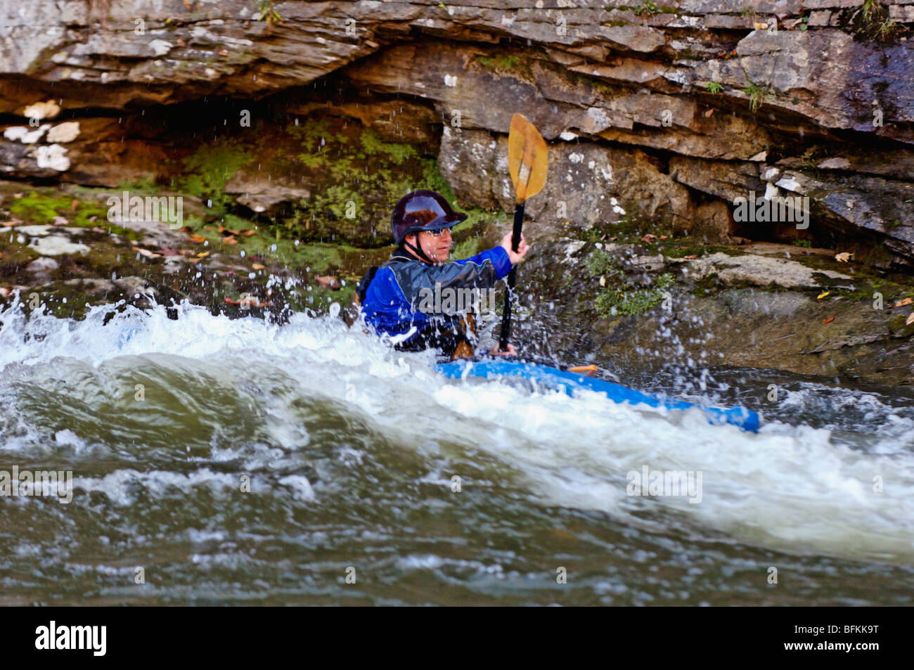 La kayakiste sur le Russell Fork River dans le comté de Pike, New York Banque D'Images