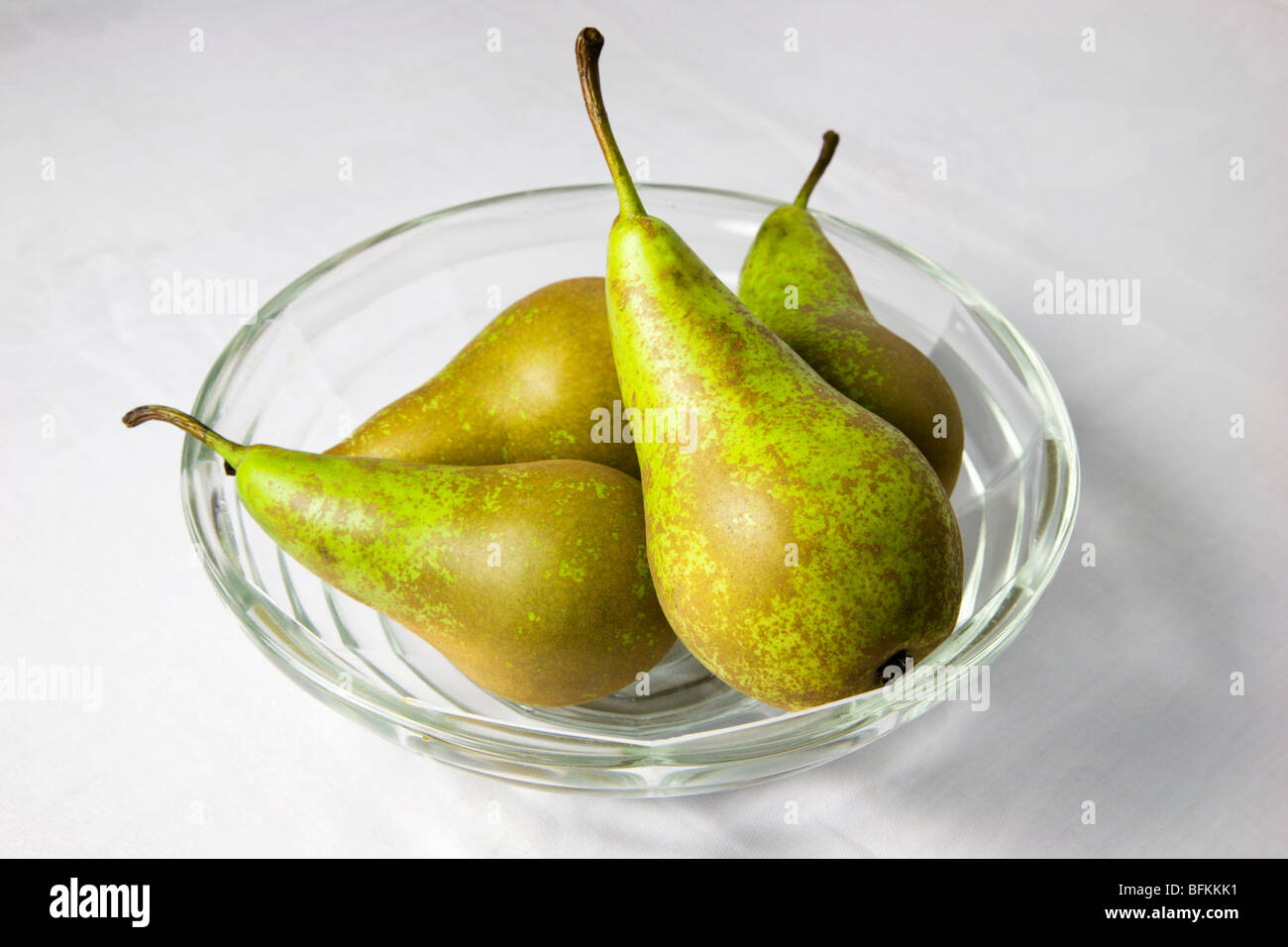 Quatre Anglais Conférence des poires dans un bol en verre Banque D'Images